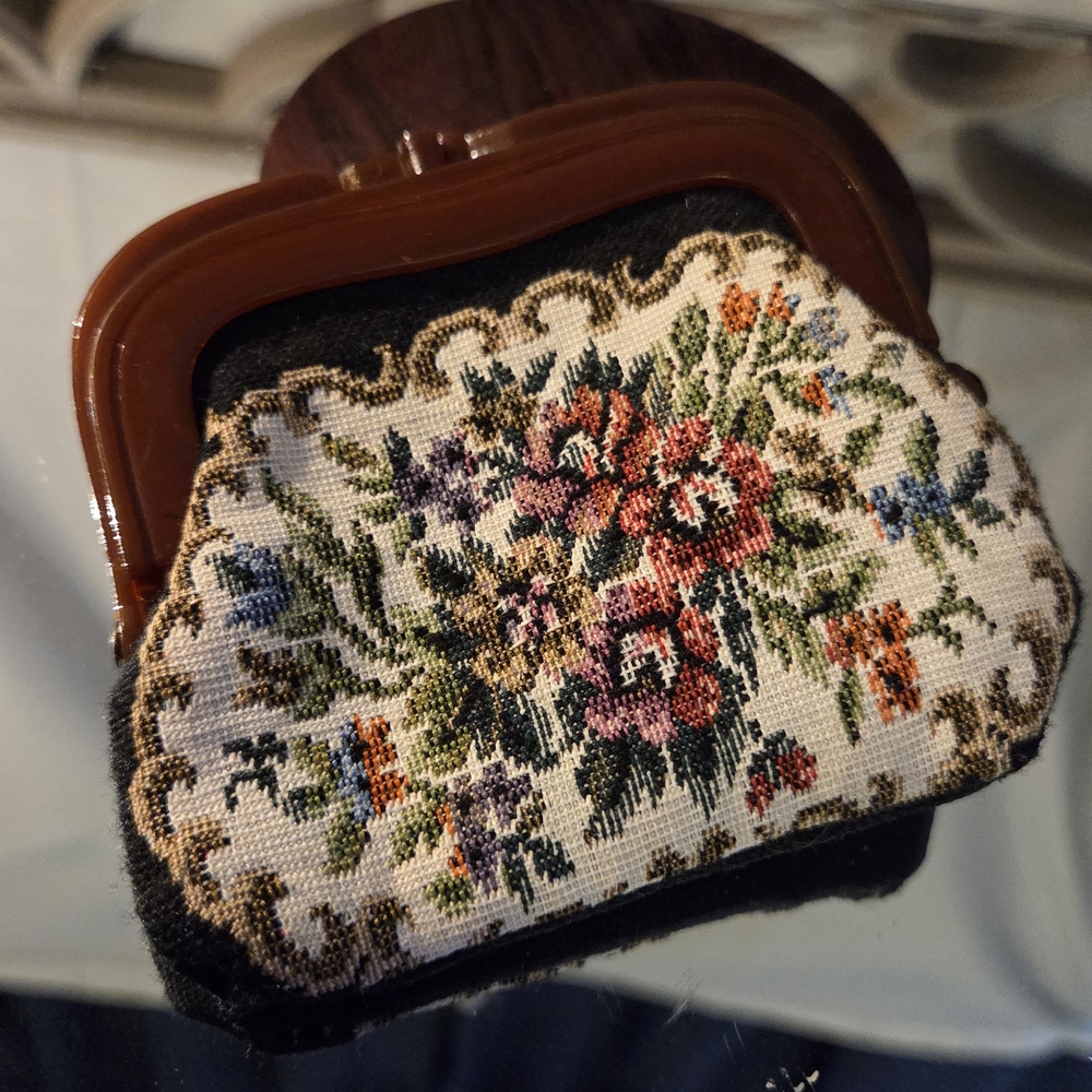 Vintage Floral Needlepoint Lucite Coin Purse 🌸 Kiss Lock Wallet Hong Kong
